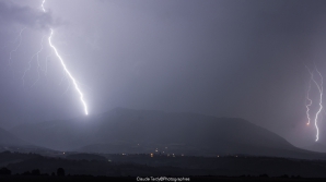 Paysages du Trièves, orage nocturne Isère 38 à D coup de foudre double qui tombe vers le Mont Aiguille et une grosse foudre ramifiè qui s‘abat sur la montagne du Platary.