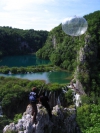 Sphère transparente pour ce tournage au dessus des lacs de Plitvice "Croatie" Le pilote et le pêcheur en équilibre sur ce piton rocheux