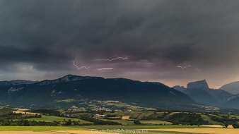 Paysages du Trièves, orage du 10 Juillet 2021. Dans la plaine de Prébois, au premier plan un planeur a probablement atterit en urgence, voyant l‘orage menaçant arriver par le Diois. Photographie 1