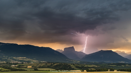 Paysages du Trièves, orages du 10 Juillet 2021. Coup de foudre magistral juste derrière le Mont Aiguille.
