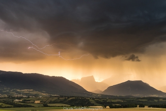 Paysages du Trièves, orages du 10 Juillet 2021. Coucher de soleil sur le Mont Aiguille dans une ambiance électrique. Photographie 1