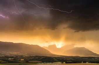 Paysages du Trièves, orages du 10 Juillet 2021. Coucher de soleil sur le Mont Aiguille dans une ambiance électrique. Photographie 2