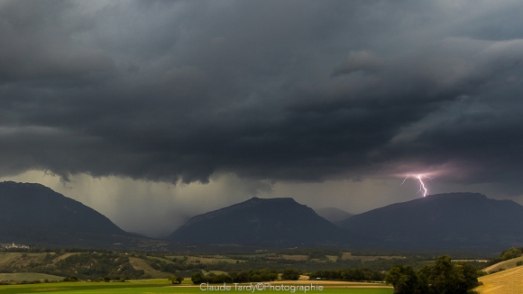 Paysages du Trièves, orage du 25 Septembre 2021. Le Mont Aiguille a disparu dans les abondantes précipitations qui envahissent le Sud du Vercors.