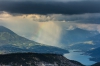 Lac de Serre Ponçon 05. Photographie, rideau de précipitation et arc en ciel.