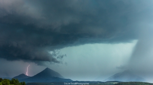 Paysages du Trièves, orage à Tréminis. La convection s‘organise au dessus de cette montagne pointue, Le Ménil.